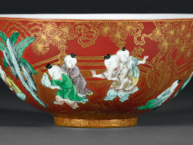 清嘉庆  珊瑚红地五彩描金婴戏图碗