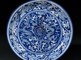 明嘉靖 青花留白双龙捧寿纹盘成交价(人民币):1,472,000