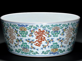 清雍正  斗彩万寿如意纹鱼浅成交价(人民币):2,242,500