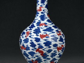 清乾隆青花釉里红云蝠纹橄榄瓶成交价(人民币):1,495,000